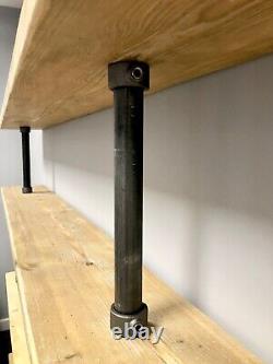Étagères industrielles en tuyaux et en planches de bois récupérées de l'échafaudage - bibliothèque à étagères de 4 pieds.