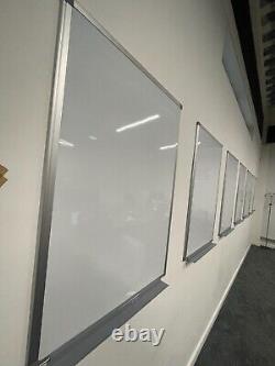 Tableaux blancs magnétiques montés au mur, 6 unités.
