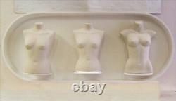 Unité D'affichage Comprenant 3 X Female Fibreglas Busts, Wall Mount Shop